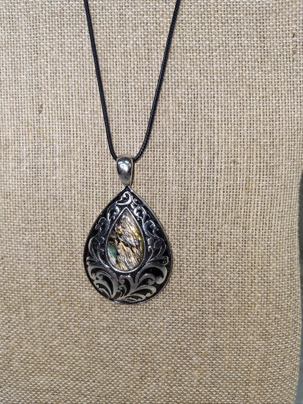 Vintage Teardrop-shaped Pendant Necklace